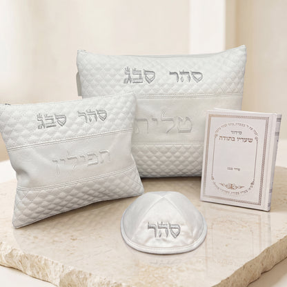 סט כיסויים טלית תפילין מעויינים לבן עם סידור וכיפה