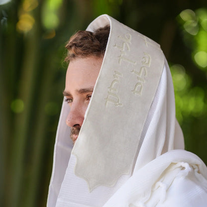 טלית צמר Premium | דגם ברכת כהנים בז בהיר בחיתוך לייזר