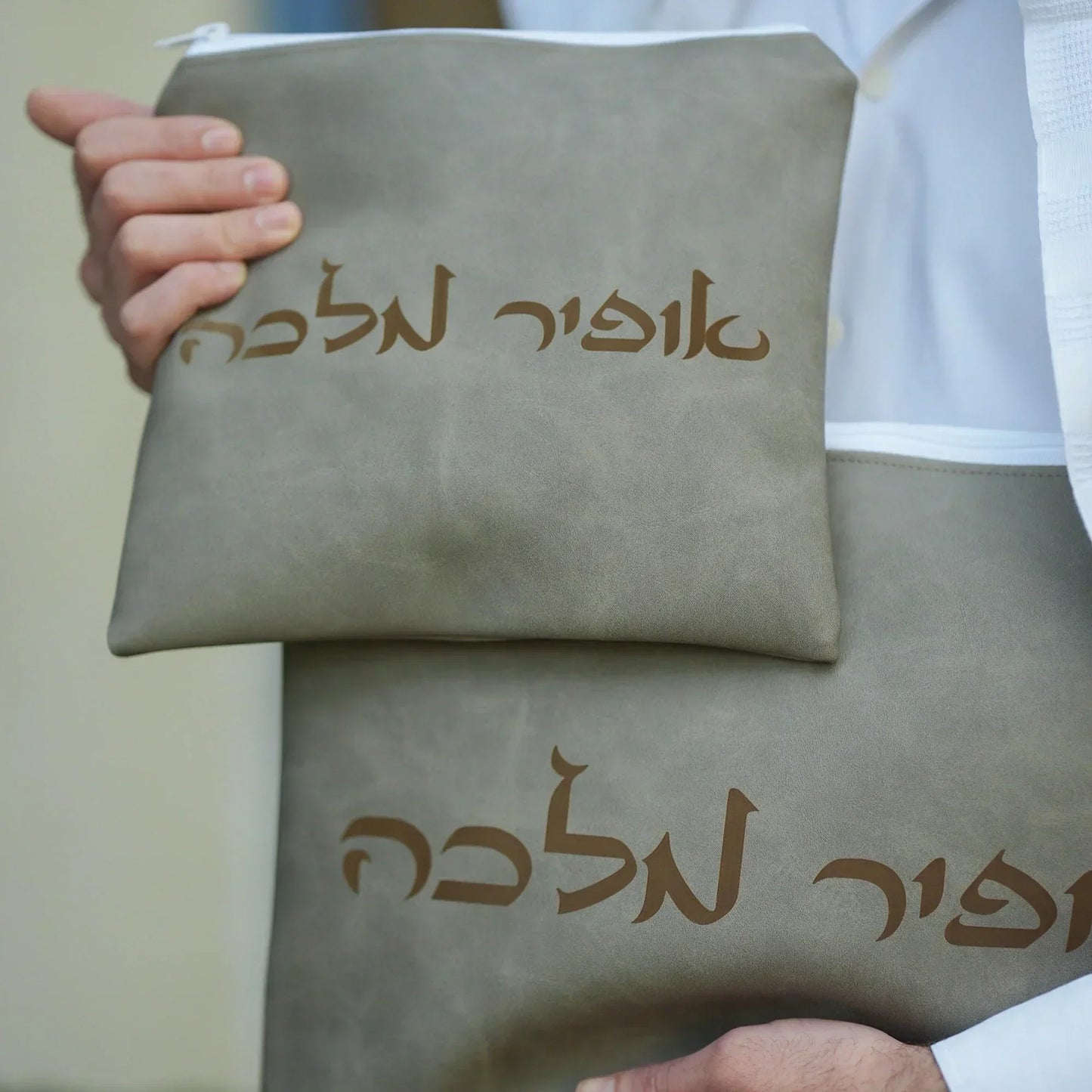 מארז לחתן שויתי ה' דמוי עור אפור כהה כיסויים וטלית צמר Premium