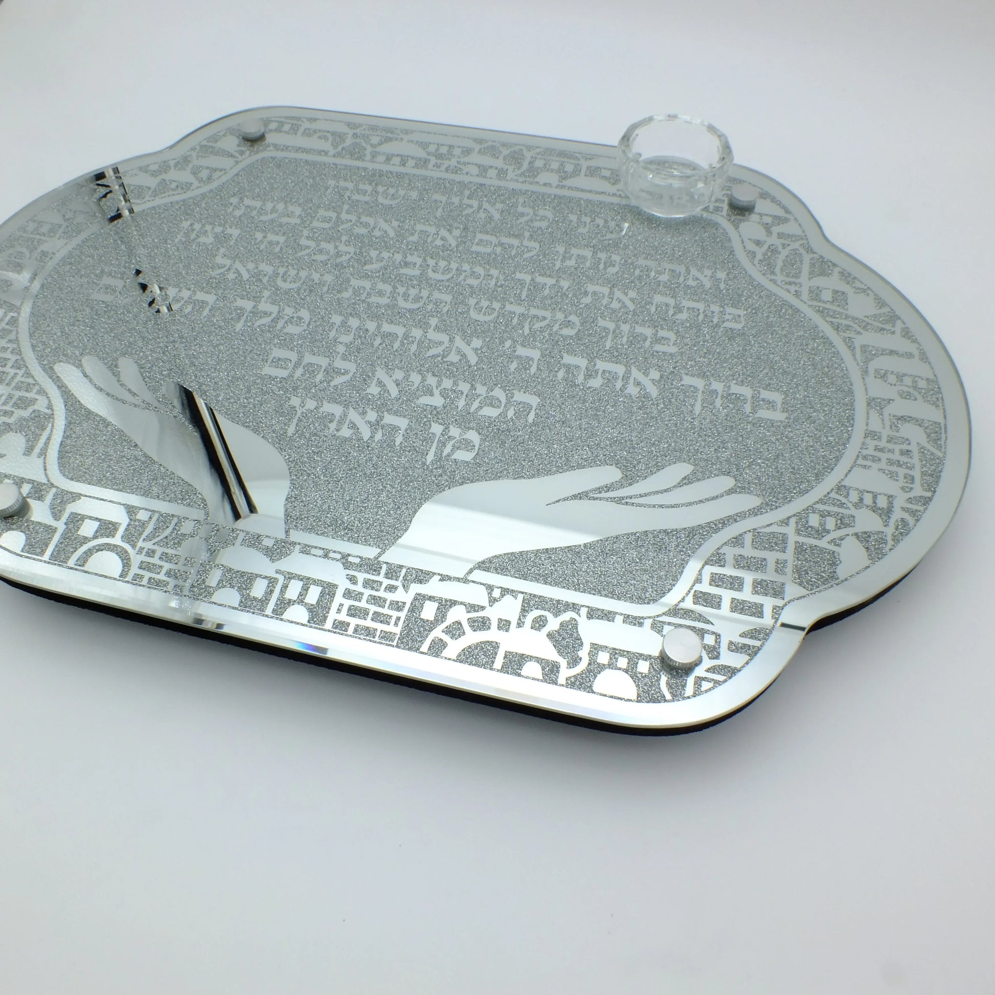 שמות בהתאמה אישית מצלצלים על תיקי נשיאה לתפילין.