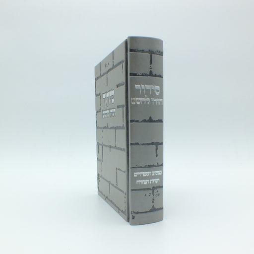 אומנות יוצאת דופן ואלגנטיות מתמשכת מייחדים את הפריטים הרקומים והקדושים שלנו, מה שמבטיח רושם מתמשך