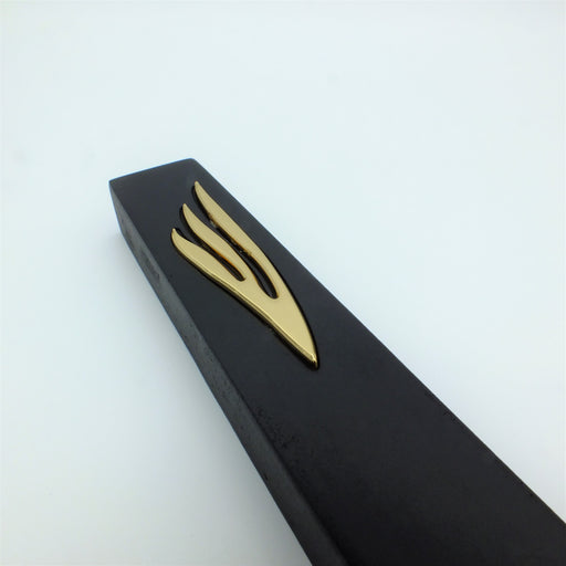 מזוזה בטון שחור 12 ס"מ בעיצוב 'ש' זהב