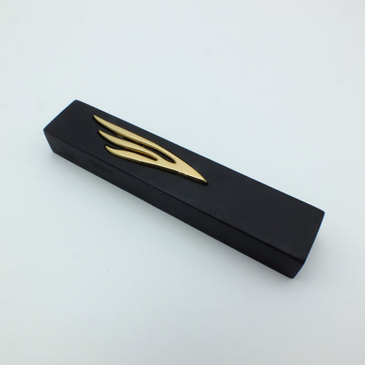 מזוזה מבטון שחור ומבריק, 15 ס"מ, עם 'ש' זהב מורכב.