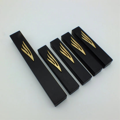 סט 5 מזוזות בטון שחור קומפקטי בעיצוב 'ש' זהב