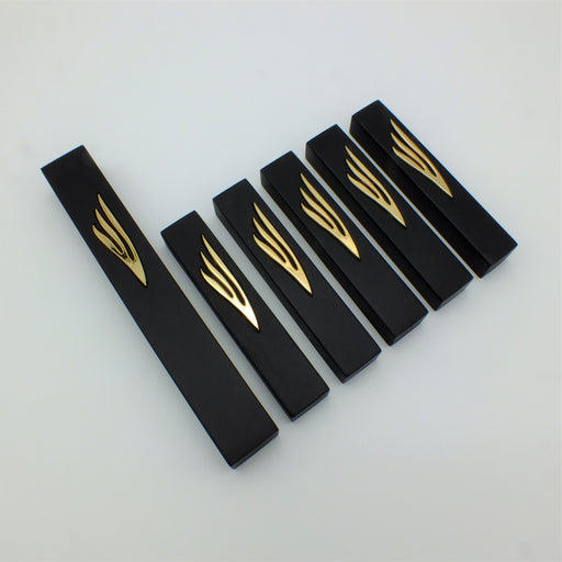 שש מזוזות בטון שחור בעיצוב "ש" להבת זהב