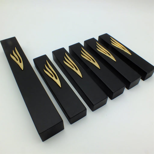 מזוזת בטון אלגנטית לבנה משובצת בפרטי שחור וזהב