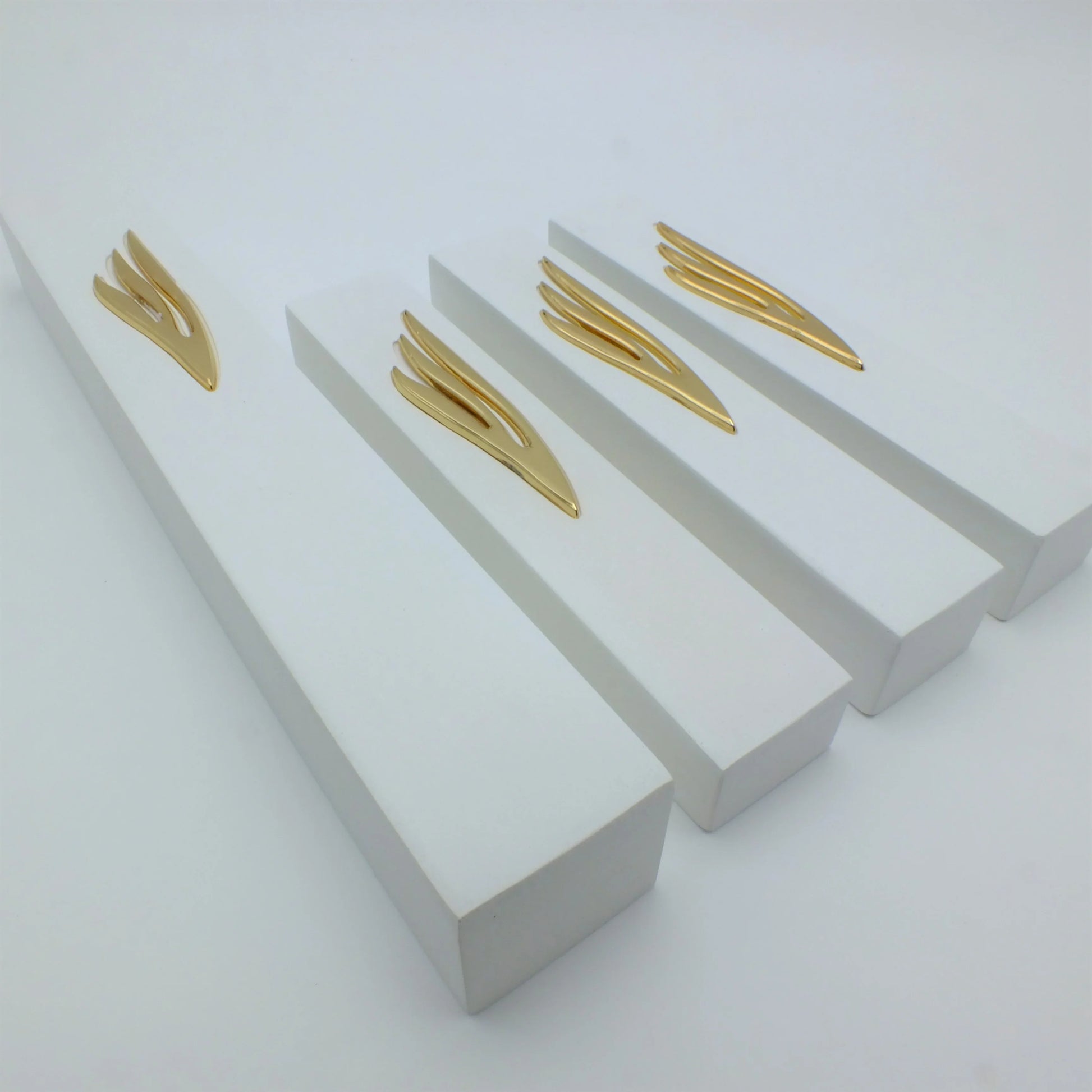 מזוזות בטון לבנות בעיצוב 'שין' זהב.