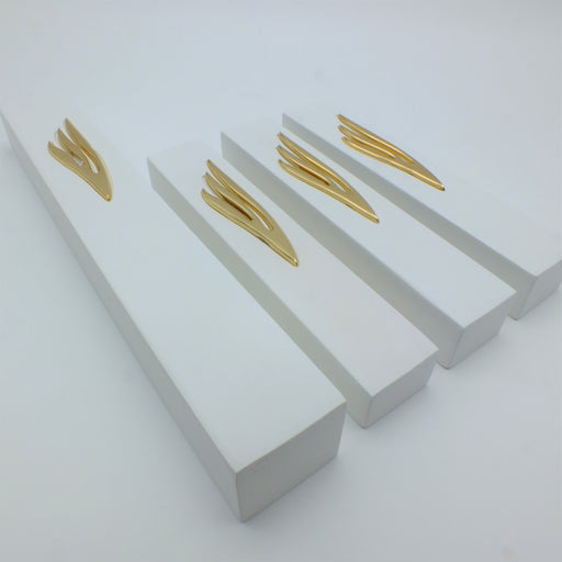 מזוזות בטון לבנות בעיצוב 'שין' זהב.