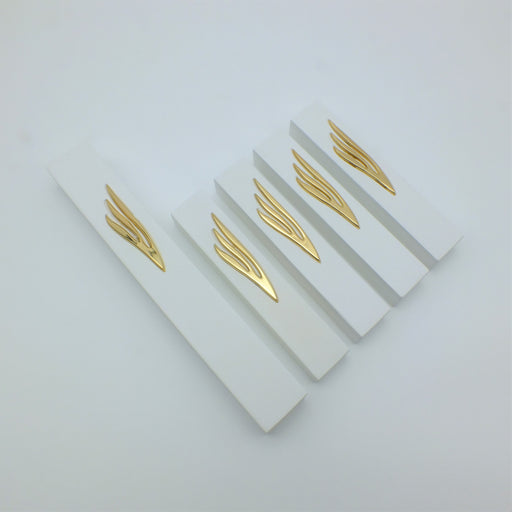 אוסף מזוזות מבטון לבן אלגנטי, מבטא "ש" מוזהב.