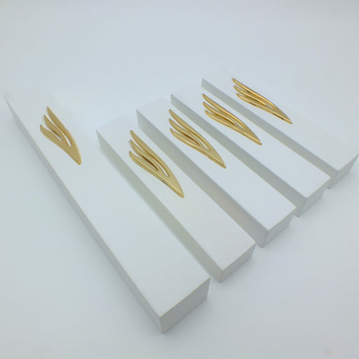 סט מזוזות בטון לבן: עיצוב "ש" זהב