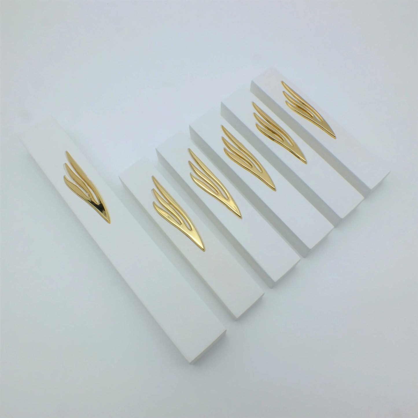 סט מזוזות מבטון לבן מודרני, הכולל פירוט 'ש' זהב מורכב