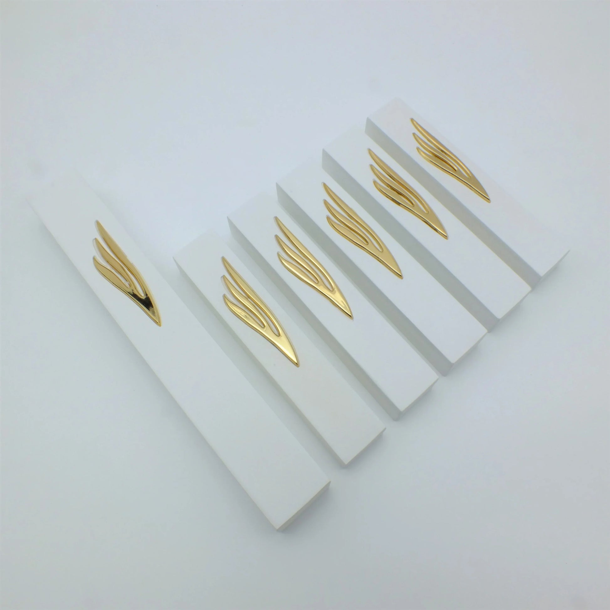 סט מזוזות מבטון לבן מודרני, הכולל פירוט 'ש' זהב מורכב