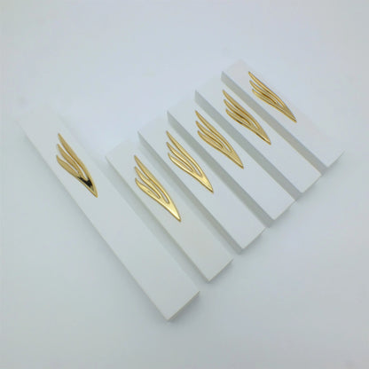 סט מזוזות מבטון לבן מודרני, הכולל פירוט 'ש' זהב מורכב