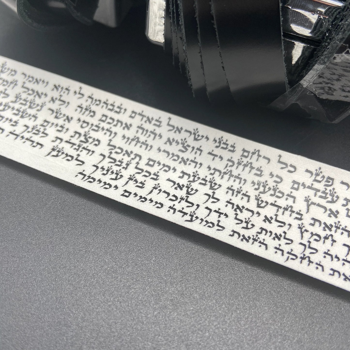 רקמה איכותית שעומדת במבחן הזמן, המגדירה את המחויבות שלנו לספק מוצרי דת מתמשכים ומשמעותיים