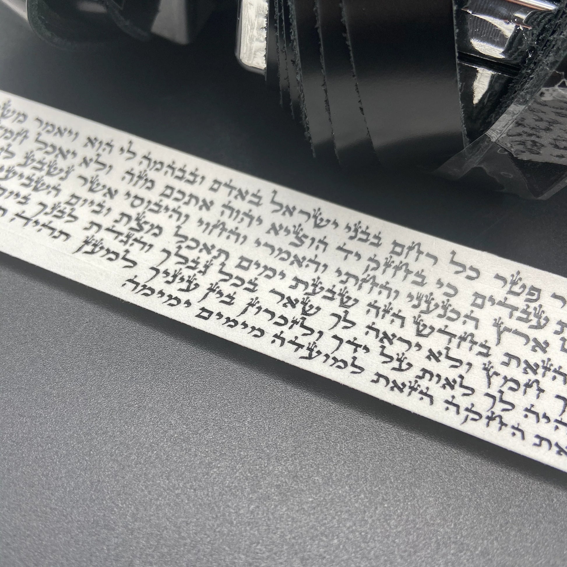 רקמה איכותית שעומדת במבחן הזמן, המגדירה את המחויבות שלנו לספק מוצרי דת מתמשכים ומשמעותיים