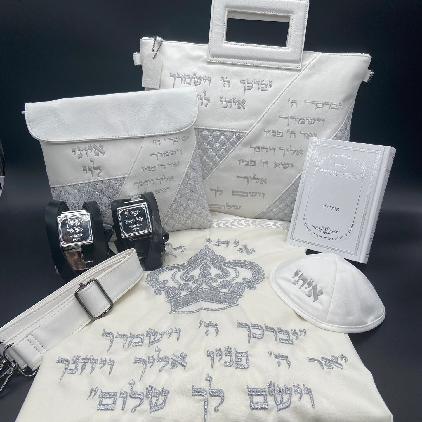 טלית צמר מהודרת שמעטפת אותך בפאר, מציבה סטנדרט חדש לאלגנטיות יודאיקה.