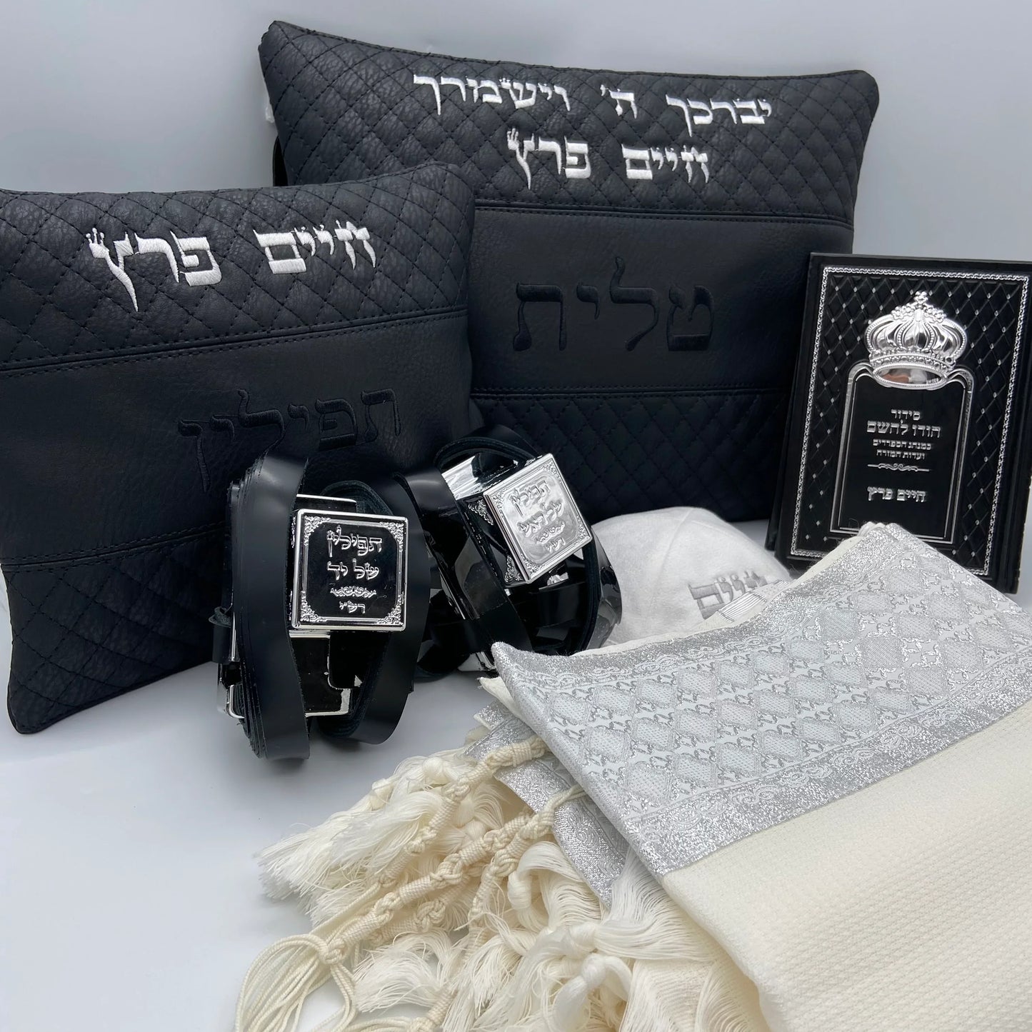 סט בר מצווה, אנסמבל מהודר לציון הדרך החשוב של הבחור