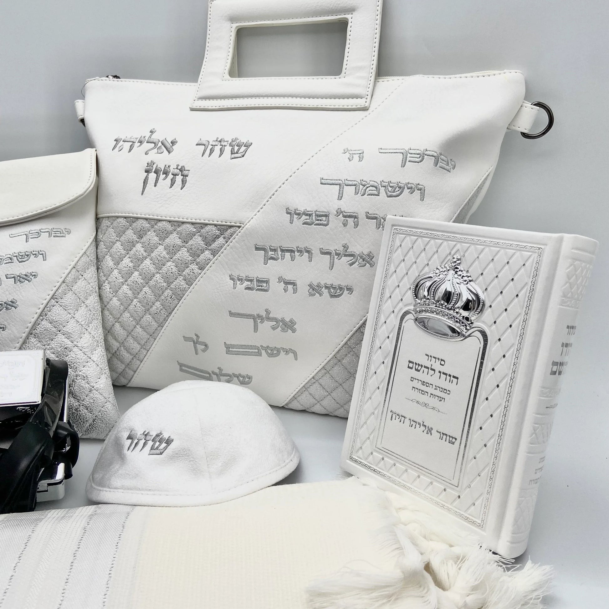 רקמה איכותית שעומדת במבחן הזמן, המגדירה את המחויבות שלנו לספק מוצרי דת מתמשכים ומשמעותיים