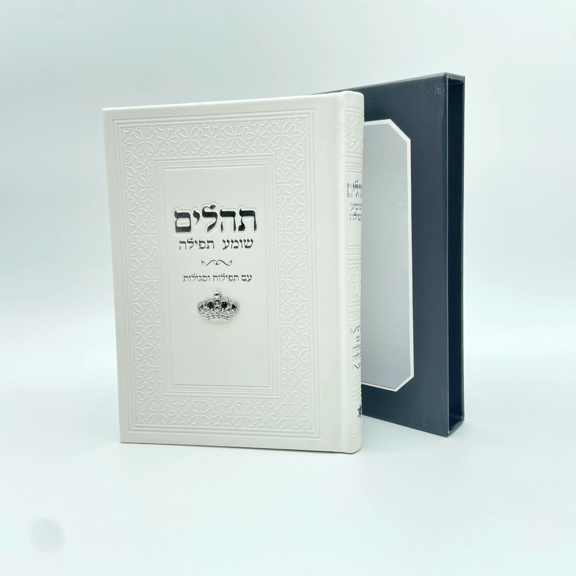 אומנות יוצאת דופן ואלגנטיות מתמשכת מייחדים את הפריטים הרקומים והקדושים שלנו, מה שמבטיח רושם מתמשך