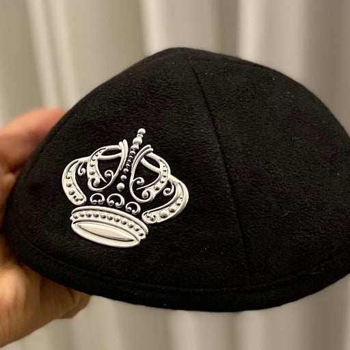 ערכות בר מצווה הכוללות אביזרים מעוצבים בקפידה.