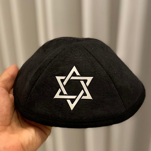 תיקי טלית משובחים רקומים בשמות.