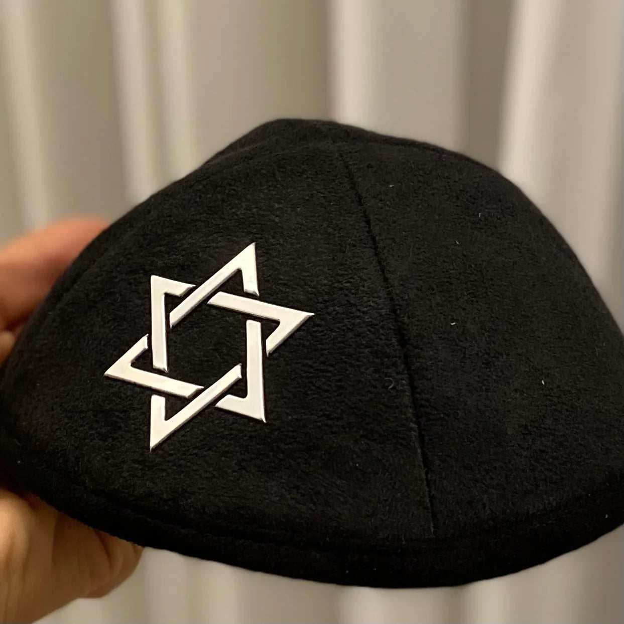 שקיות חתן מעוטרות בקישוטים מיוחדים.