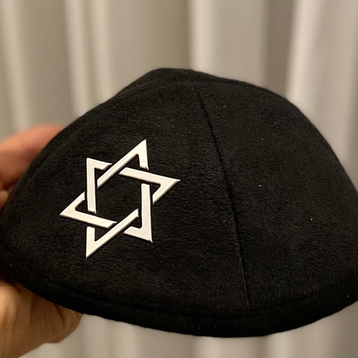 שקיות חתן מעוטרות בקישוטים מיוחדים.