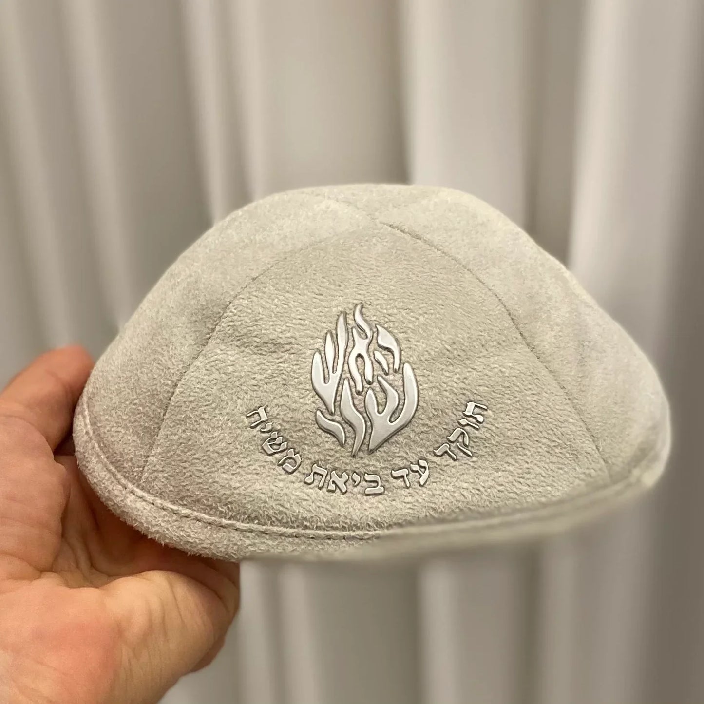 טבעות שמות אישיות על תיקי טלית למגע אישי.