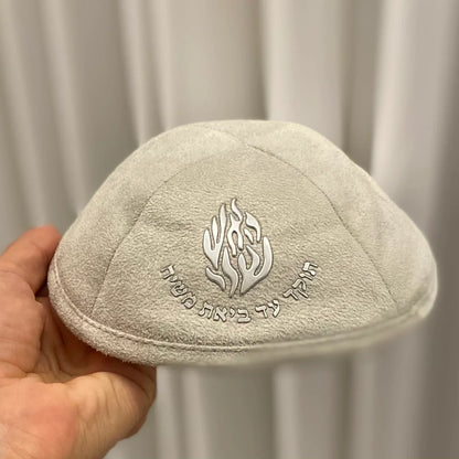 טבעות שמות אישיות על תיקי טלית למגע אישי.