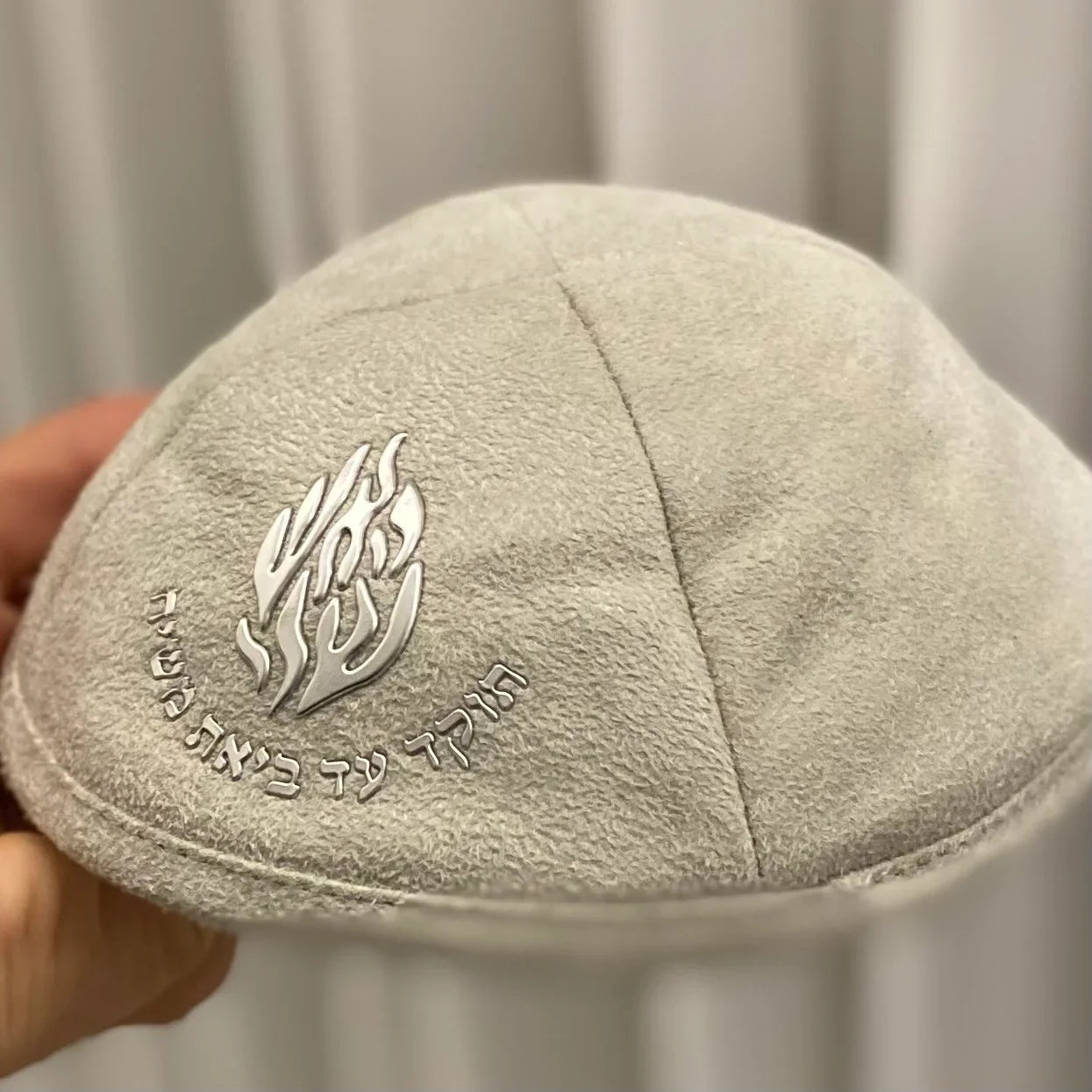 טבעות שמות רקומות המעצימות את היופי של טליתות.