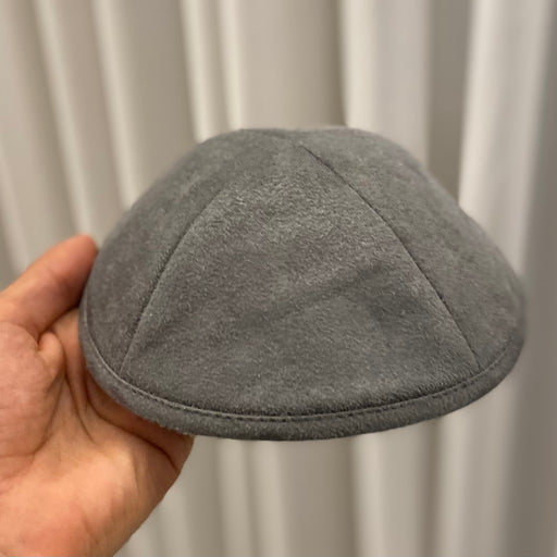 שקיות תפילין אלגנטיות בהתאמה אישית עם פרטים מורכבים.