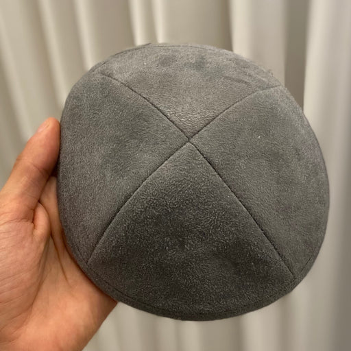 כיסים מיוחדים לחתן עם רקמה מורכבת.