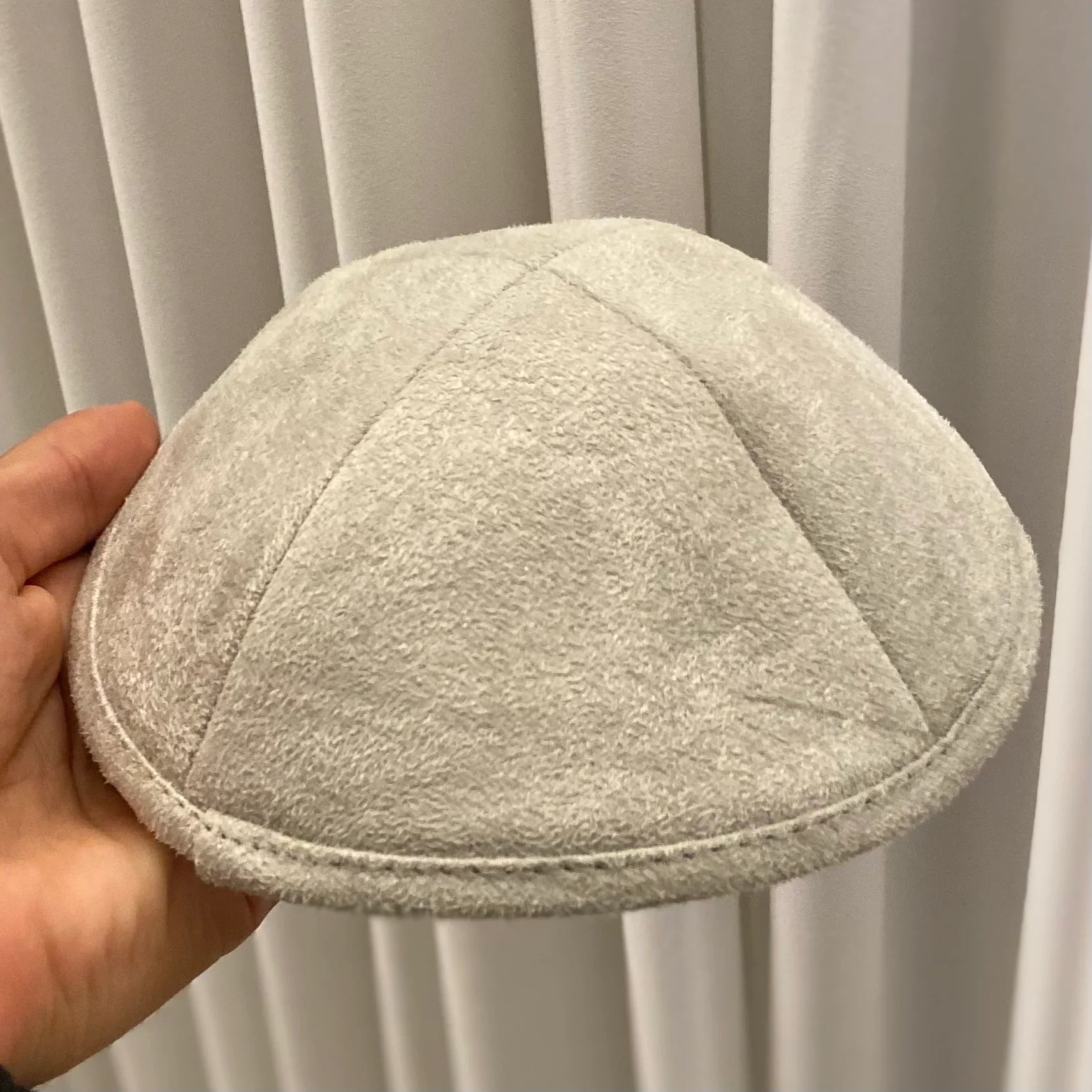 טליתים מצמר, סמל לעידון ומסורת.