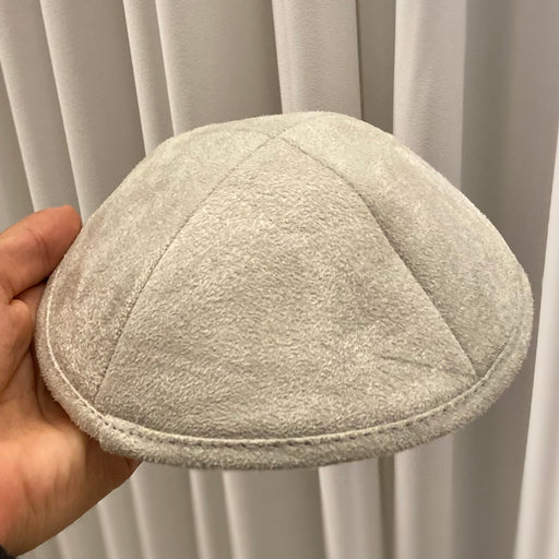 טליתים מצמר, סמל לעידון ומסורת.