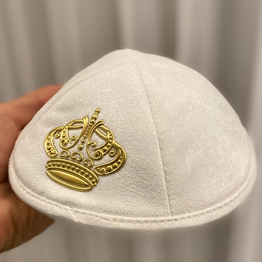 רקמה מתוחכמת על כריכות ספר תפילה למראה מהוקצע.