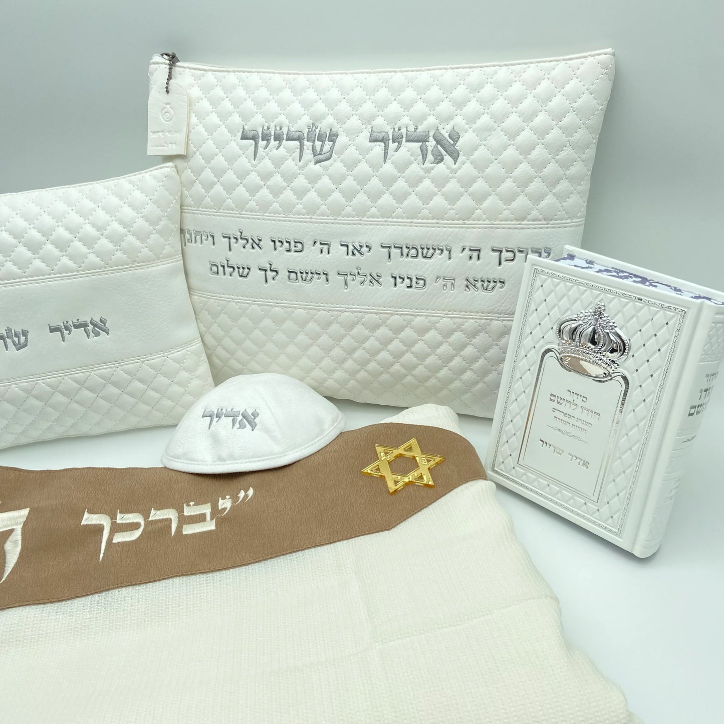 מארז לחתן לבן יברכך עם טלית צמר פרימיום סידור וכיפה