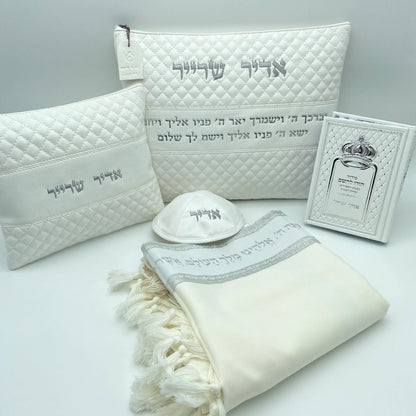 מארז לחתן יברכך לבן כסף עם טלית צמר סידור וכיפה