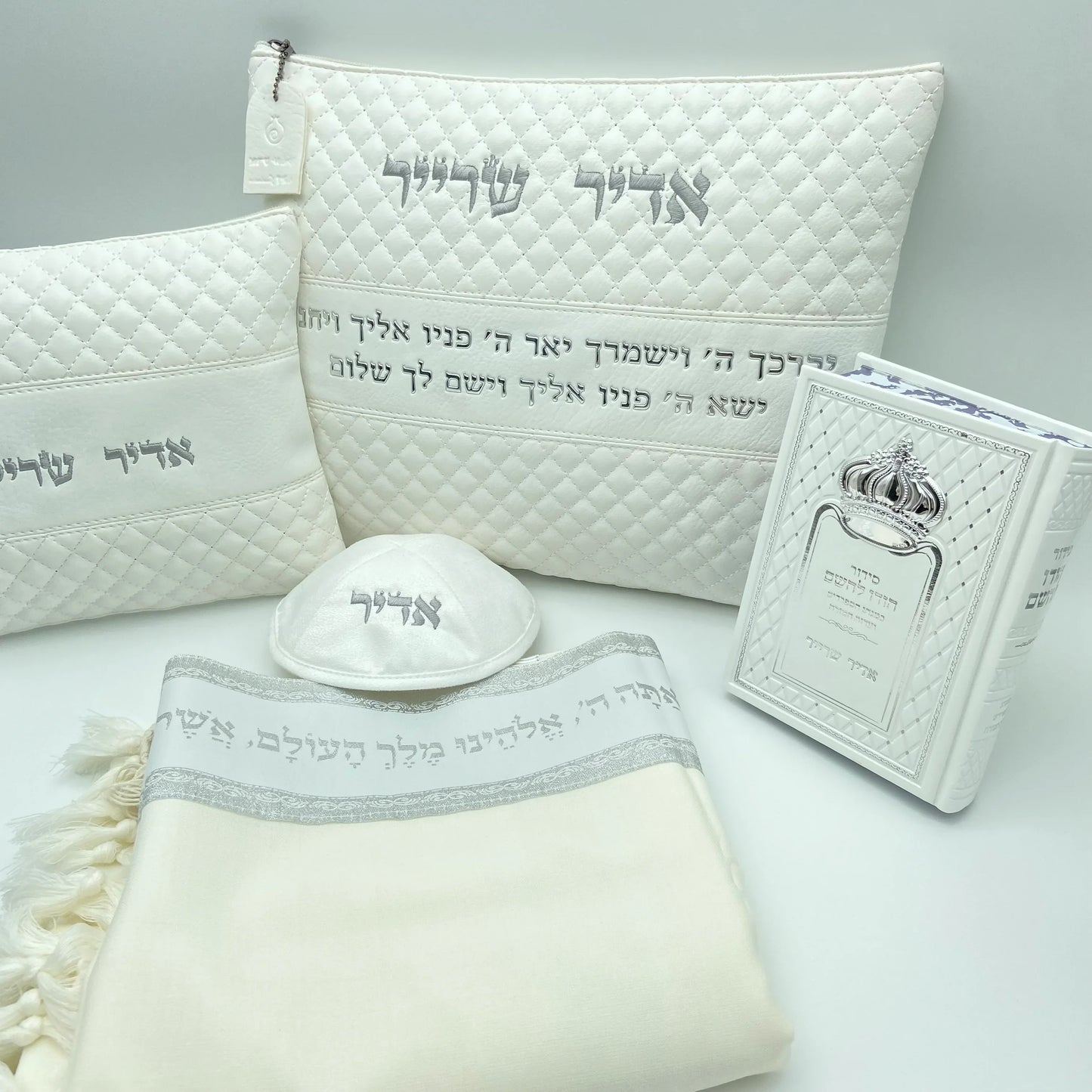 מארז לחתן יברכך לבן כסף עם טלית צמר סידור וכיפה מאת ריקמת