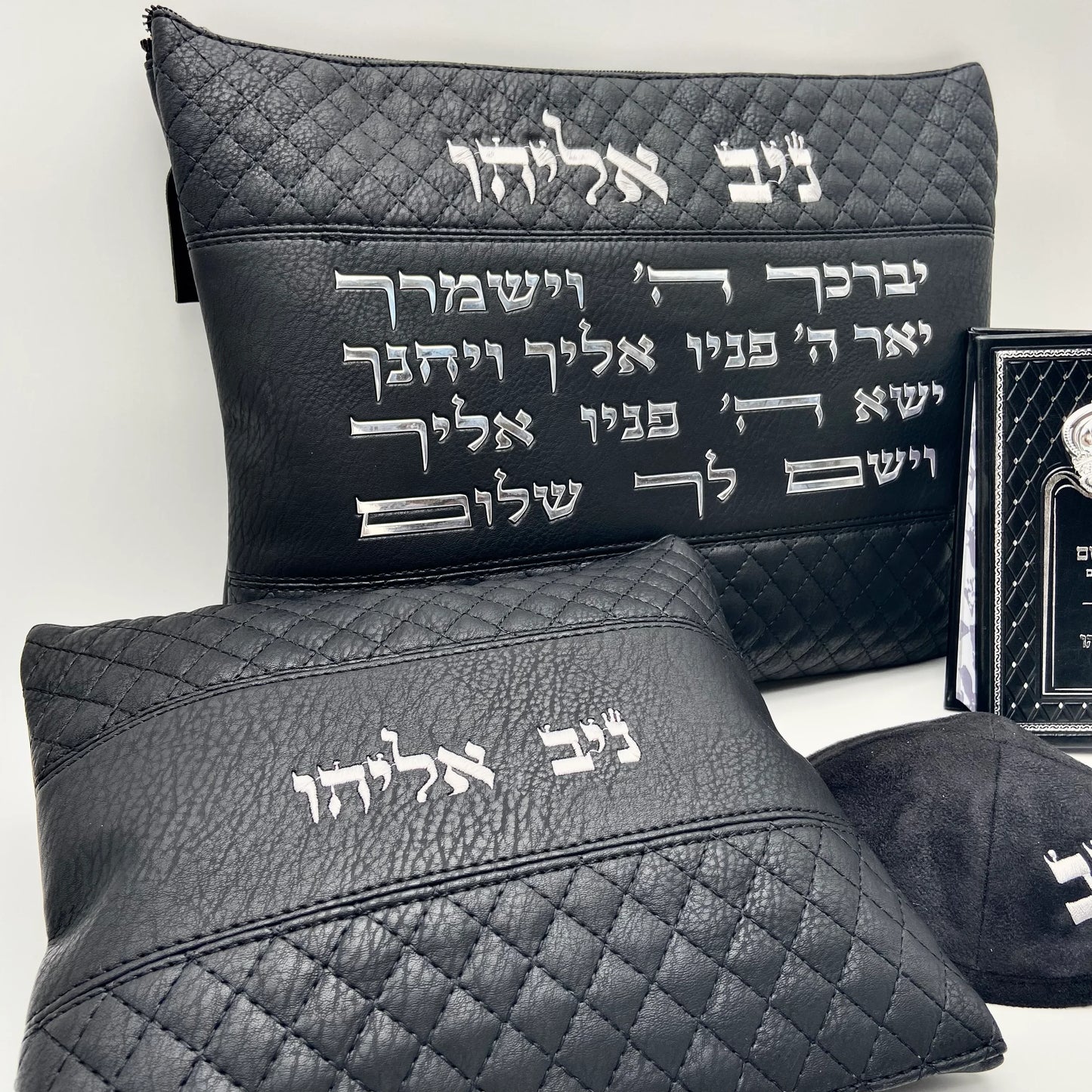 מארז קדושה יוקרתי לגבר יברכך שחור הבלטה עם סידור וכיפה