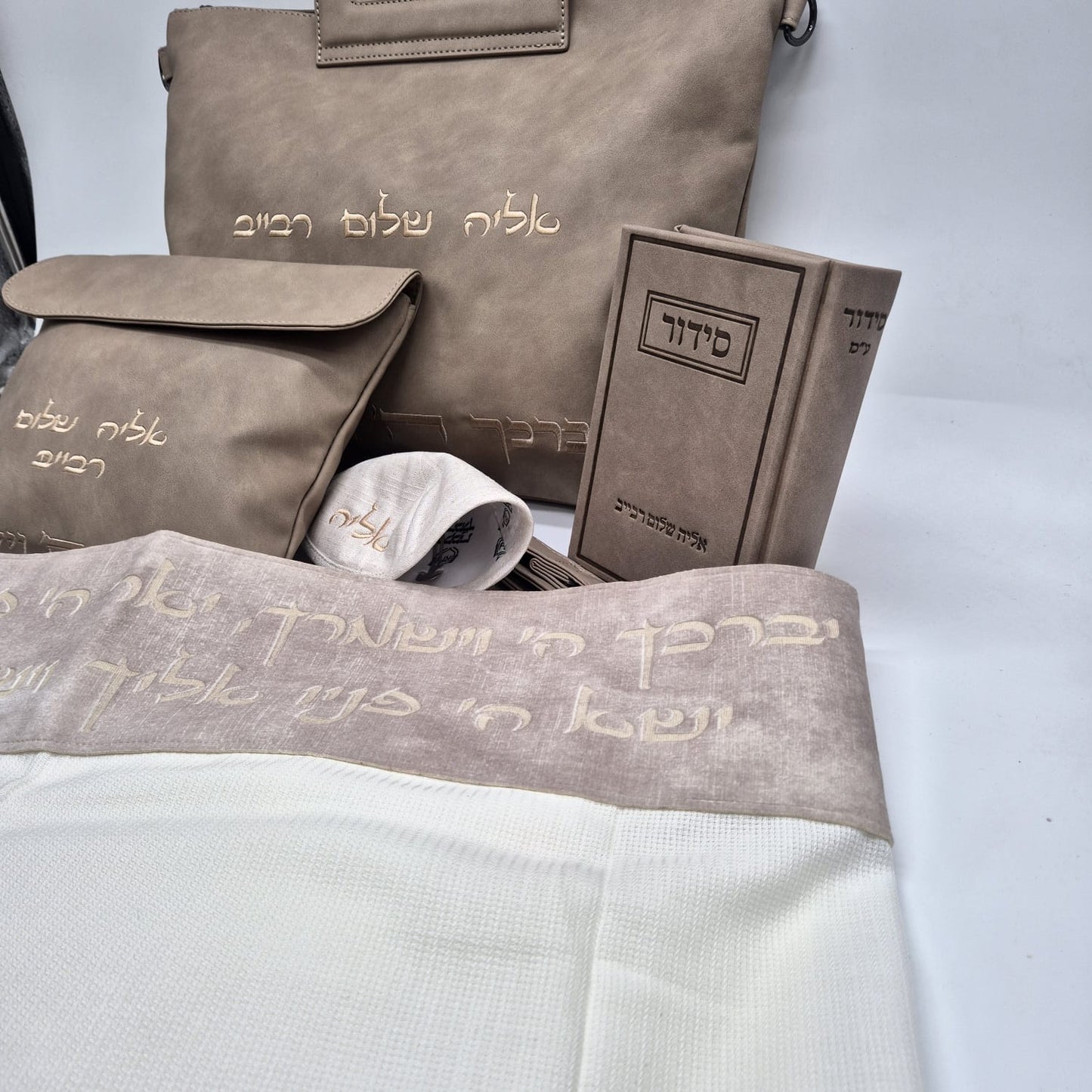 סט חתנים חום עם טלית צמר חיתוך לייזר עם סידור וכיפה