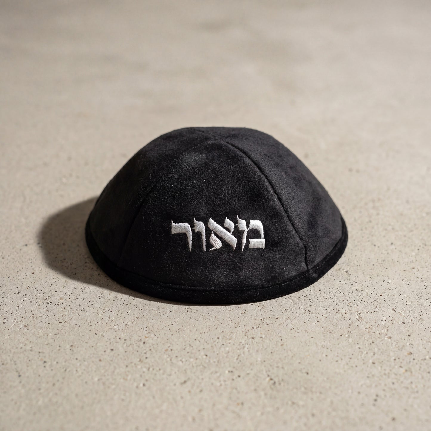 כיפת קטיפה שחורה עם רקמת שם