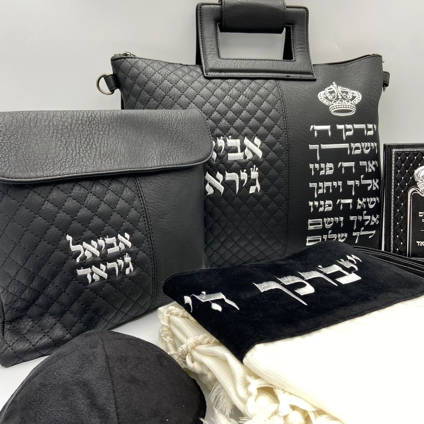 סט חתנים תיק שחור "יברכך כתר" עם טלית צמר עם סידור וכיפה