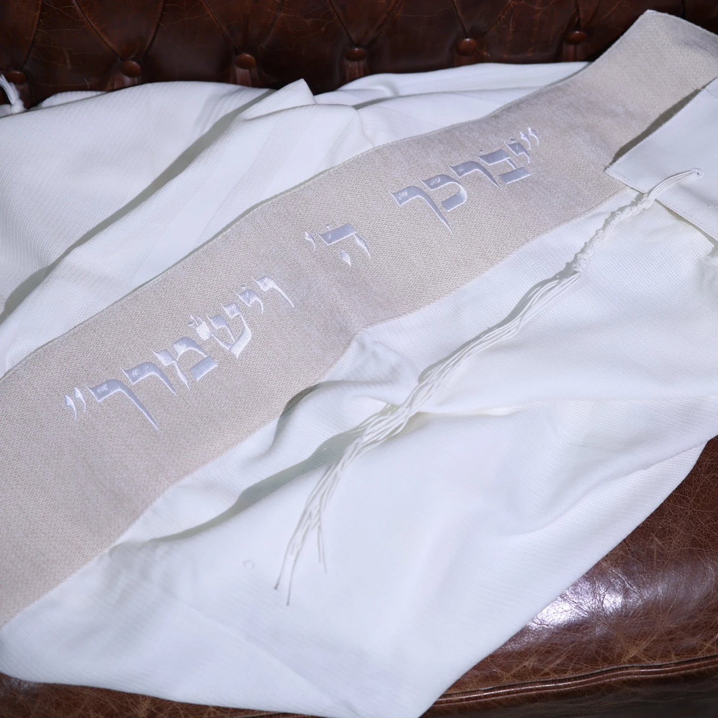 טלית צמר Premium | דגם בז כיתוב לבן