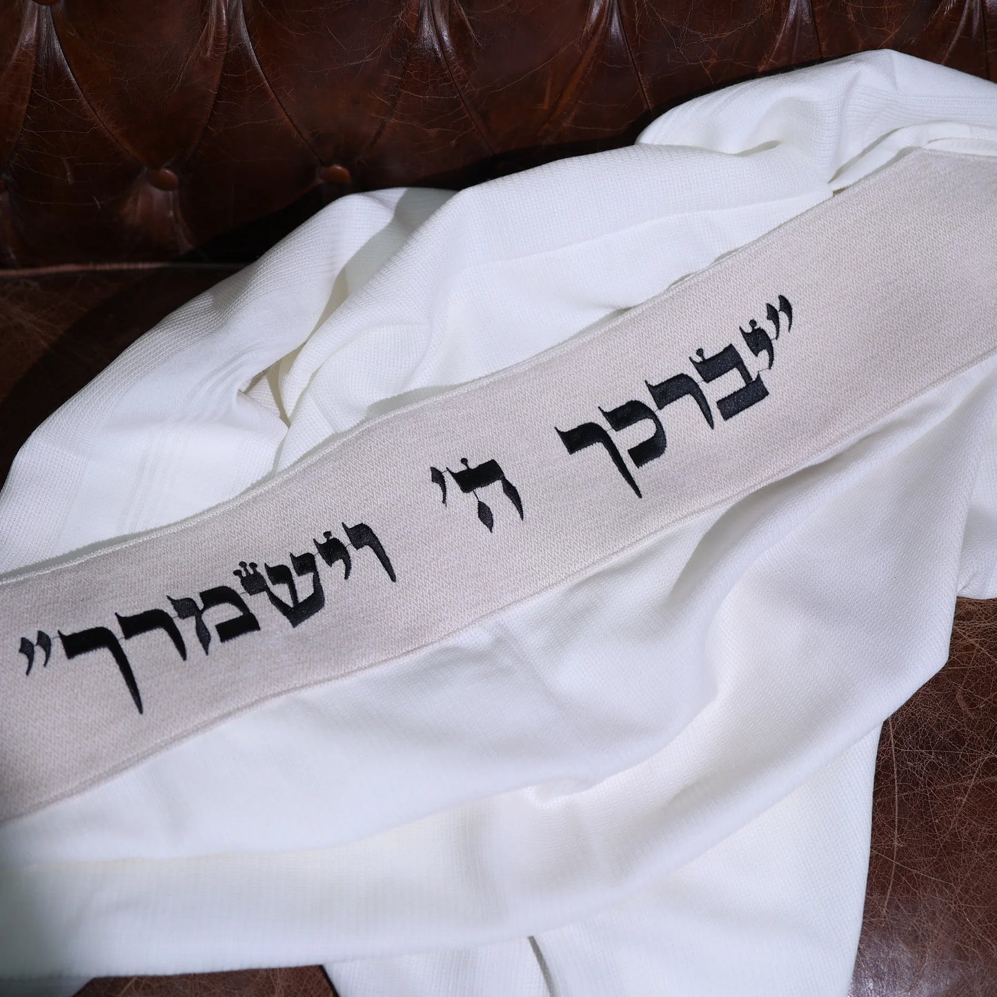 טלית צמר Premium | דגם בז כיתוב שחור