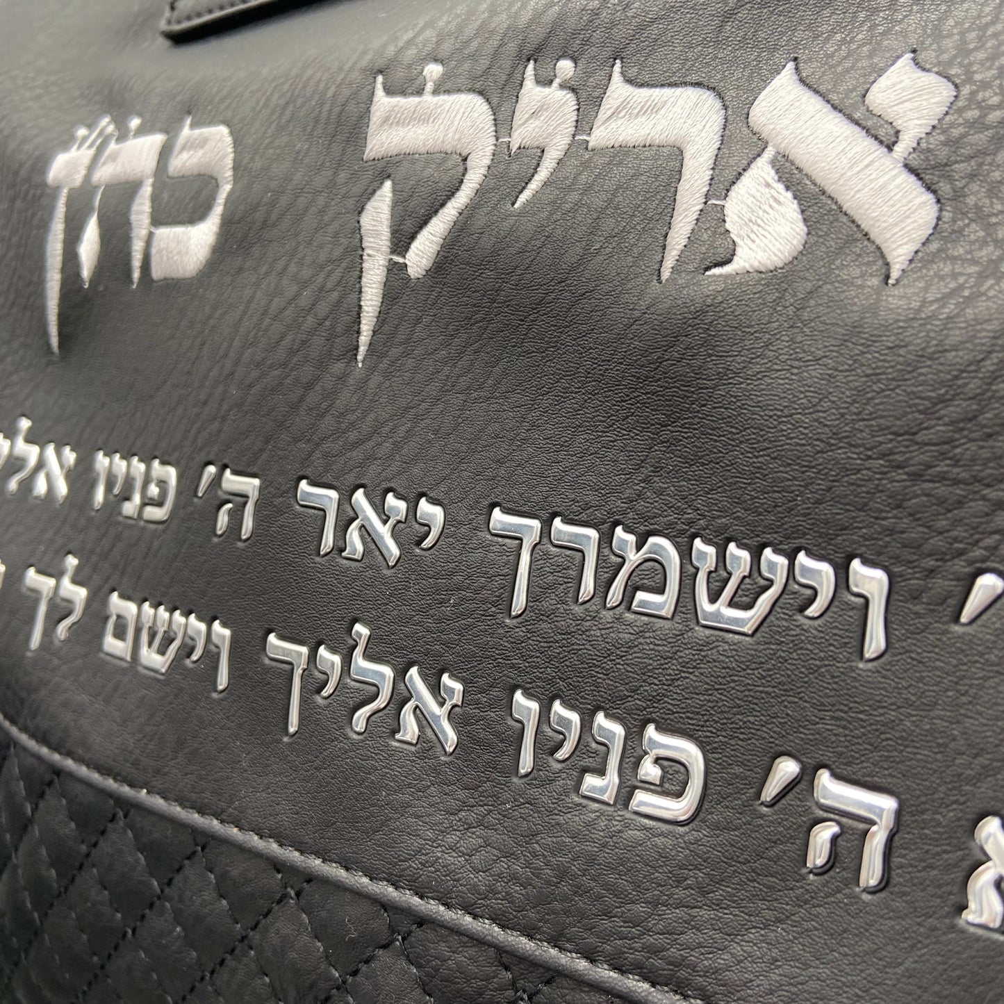 חריטה על כריכות תפילין וטלית